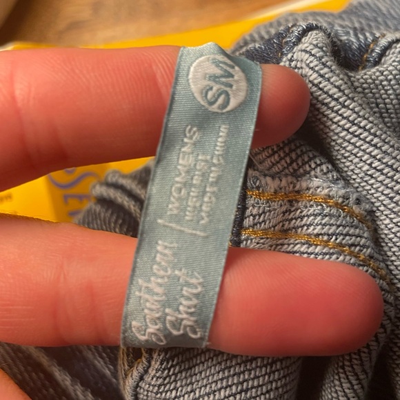 Denim shorts with scrunch waistband - Picture 4 of 5